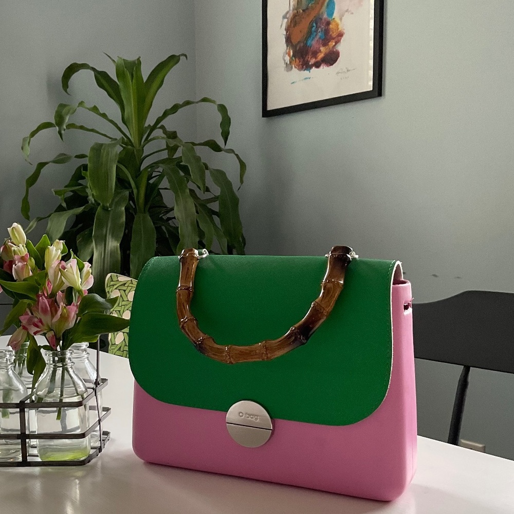 O BAG PURSE.  PINK & GREEN WITH WOODEN HANDLE